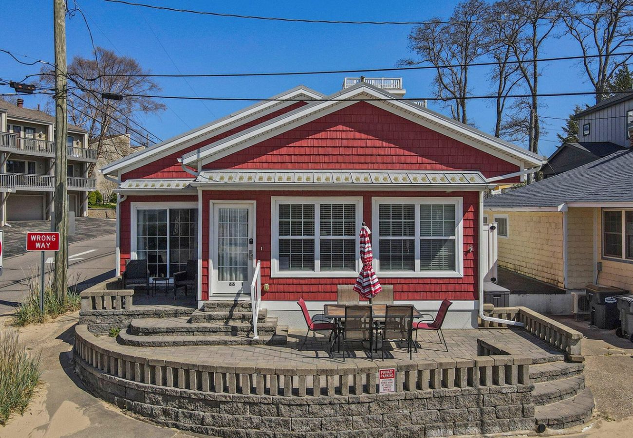 Cabin in South Haven - The Red Haven on North Beach