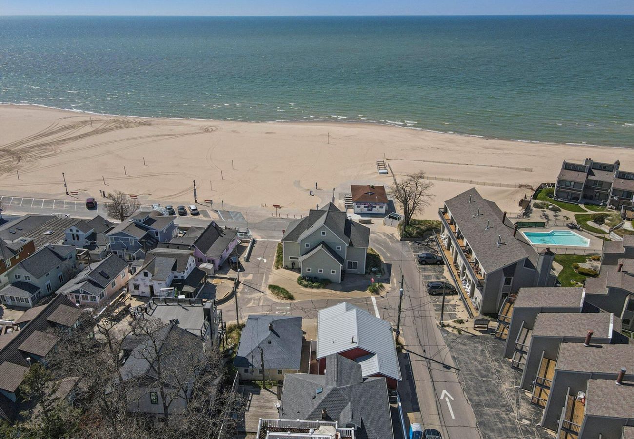 Cabin in South Haven - The Red Haven on North Beach